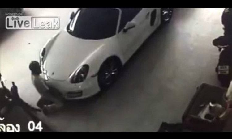 Homem apanhado a fazer sexo com um... Porsche!