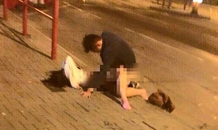 Estudantes apanhados a fazer sexo no meio da rua